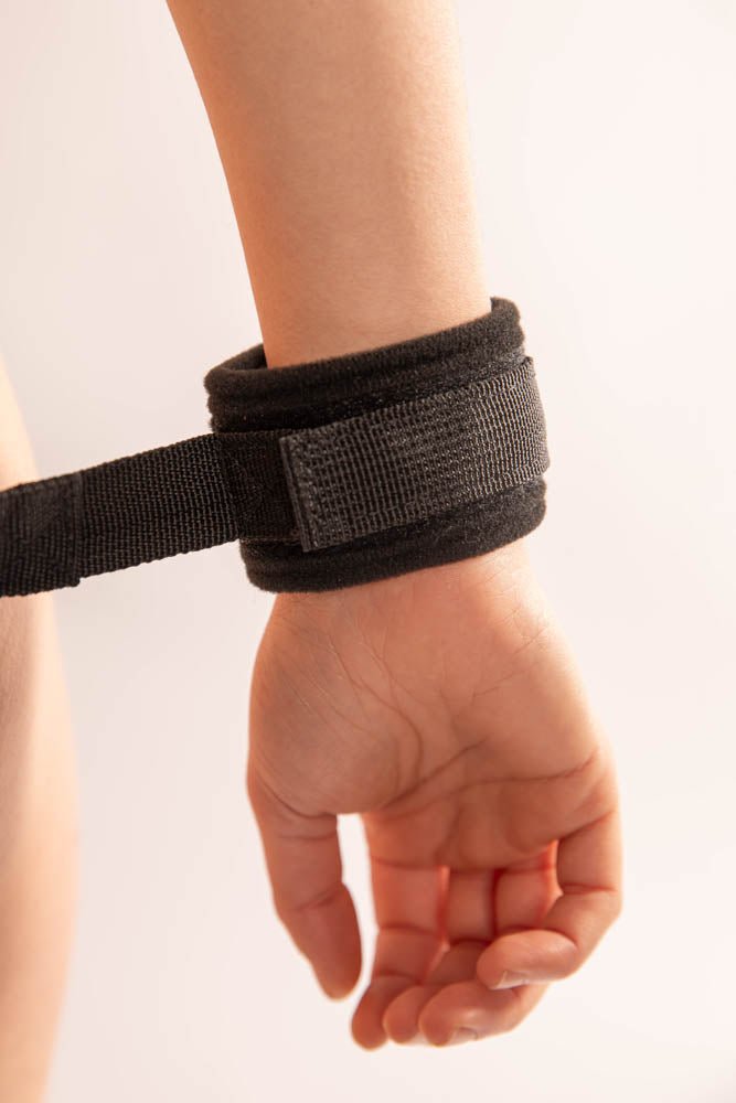 ADJUSTABLE HANDCUFFS WITH BLACK HANDLE