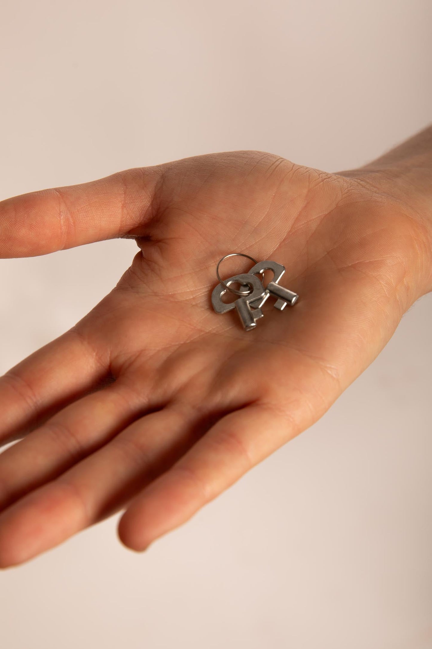 SPREADER WITH SILVER METAL HANDCUFFS